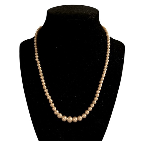 Vintage Faux Pearl Necklace 17” Made in Japan Graduated design - Picture 4 of 4